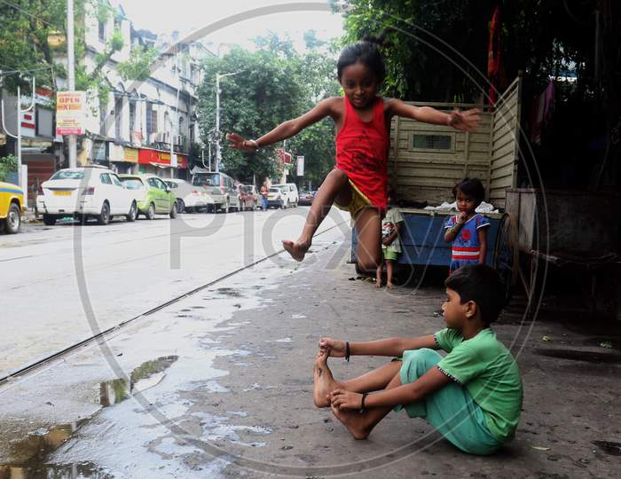 Kids Play On An Empty Road During The Complete Biweekly Lockdown To Curb Covid 19 Spread In Kolkata On August 27 2020