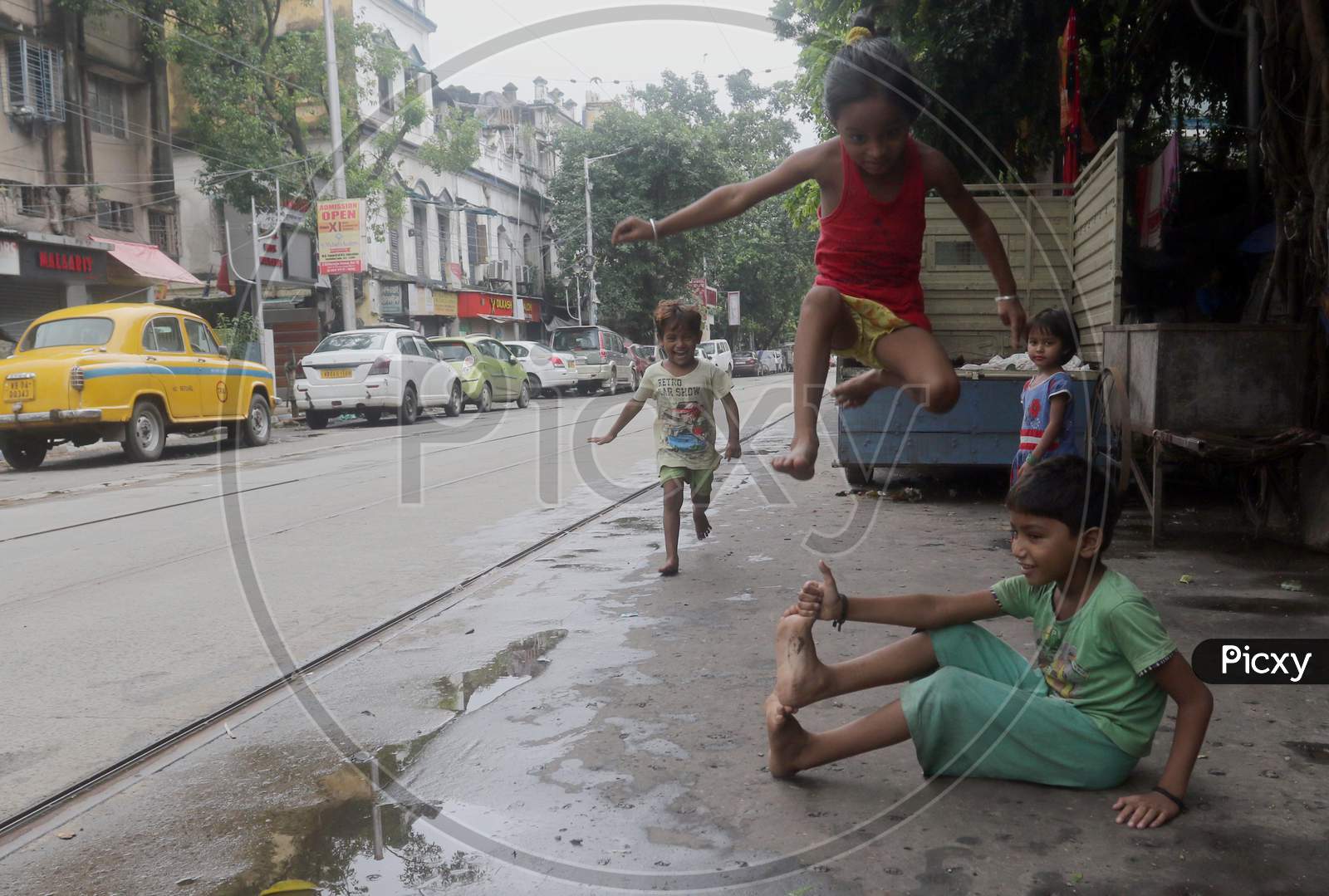 Kids play on an empty road During The Complete Biweekly Lockdown To Curb Covid 19 Spread In Kolkata On August 27 2020