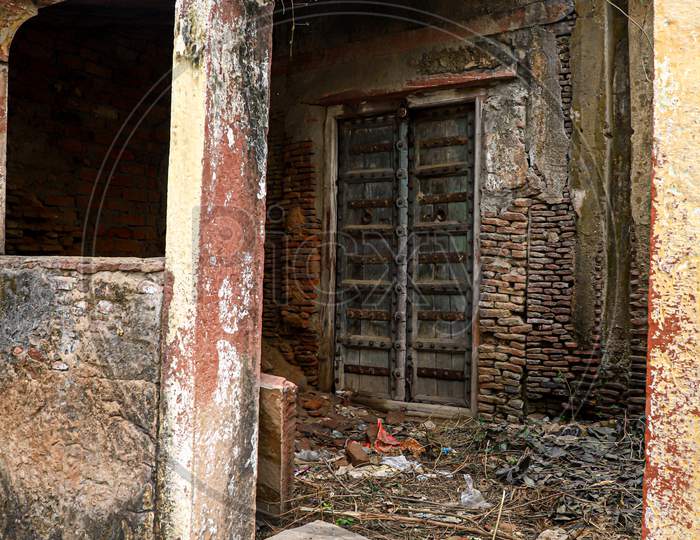A beautiful historical old ruined brick housein bharatpur,rajasthan