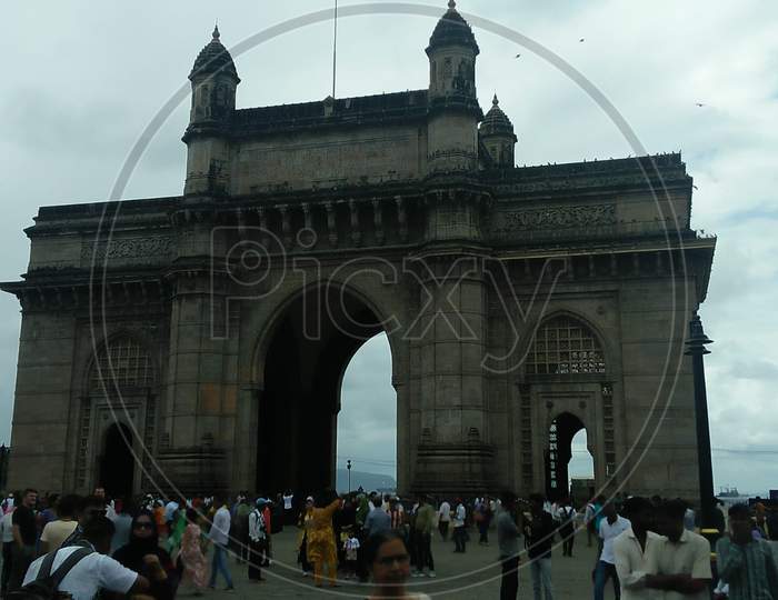 ITS GATEWAY OF INDIA OF MUMBAI