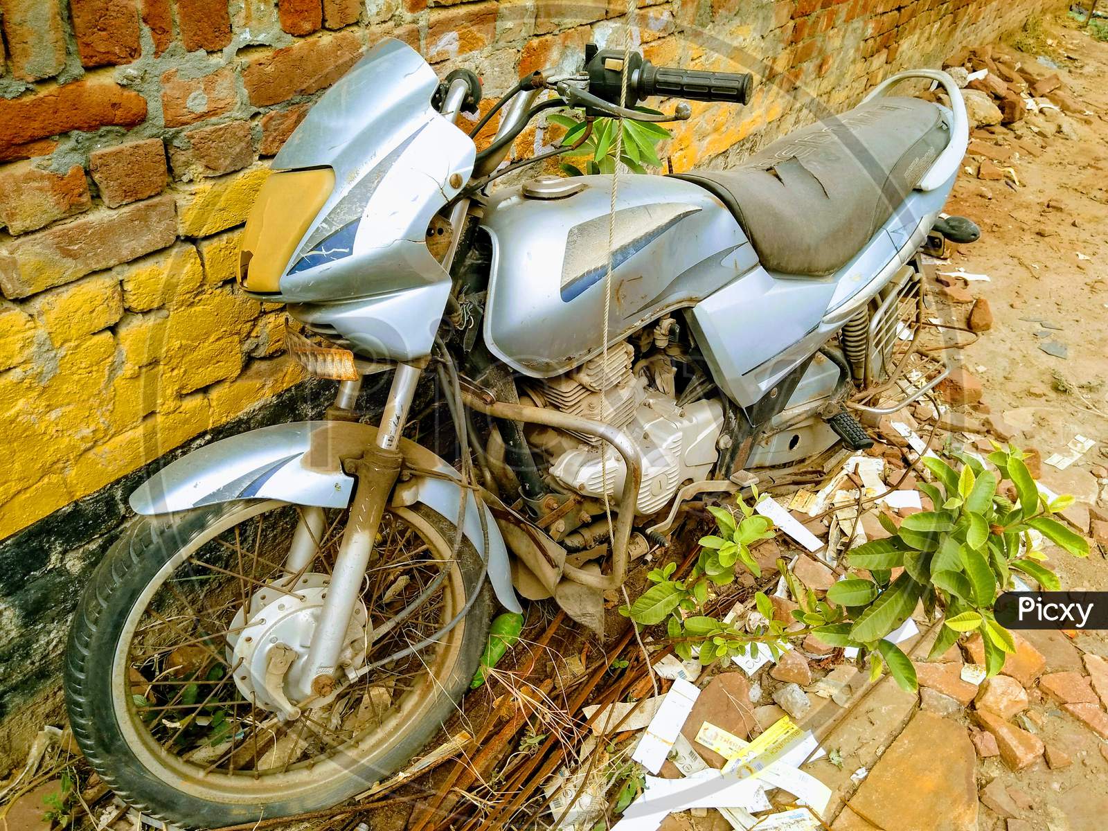 A picture of old and rusted motorbike in backyard