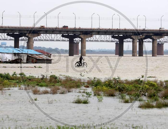 People Cross The Flood Water Of River Ganga In Prayagraj, August 29, 2020.?
Photo : Jitendra Prakash?