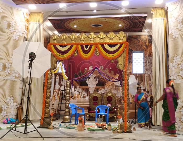 Traditional Muhurtham mantapa decor | Traditional wedding decor, Simple  stage decorations, Hindu wedding decorations