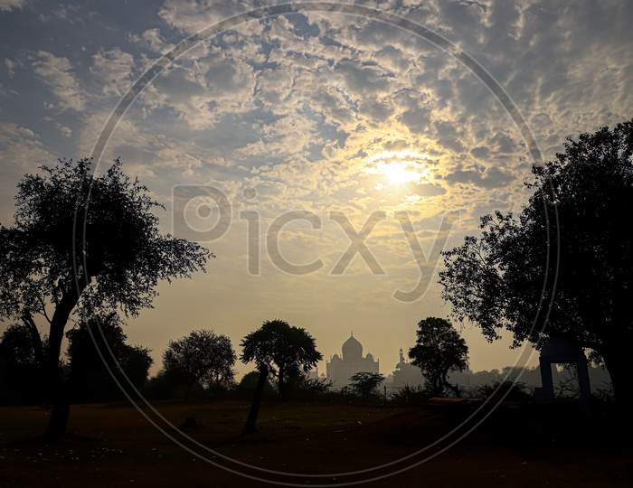 january 2020 agra,uttar pradesjg  early morning view of a tajmahal from mehtab baag