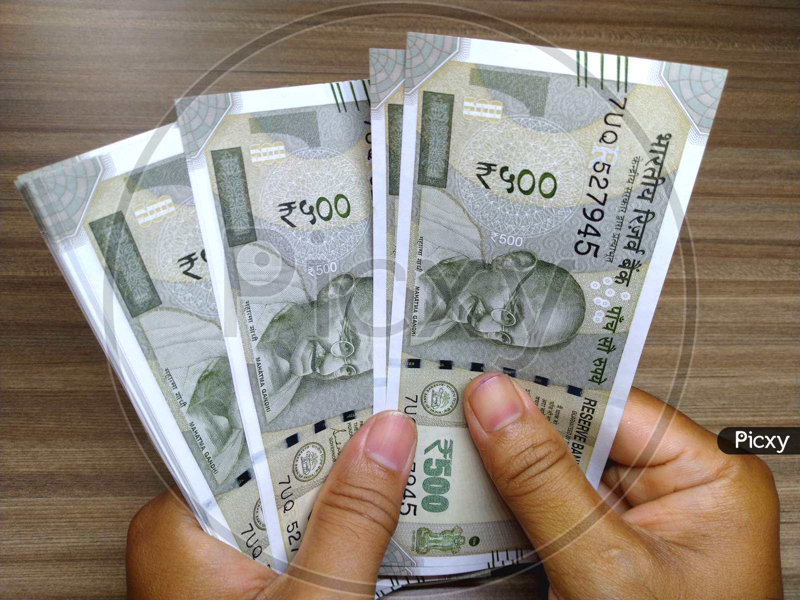 Counting Indian Currency,500 Rupee Note.