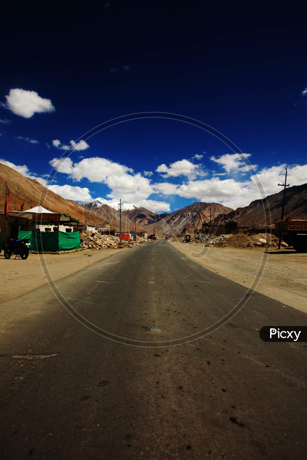 Roadways of Leh with beautiful mountains