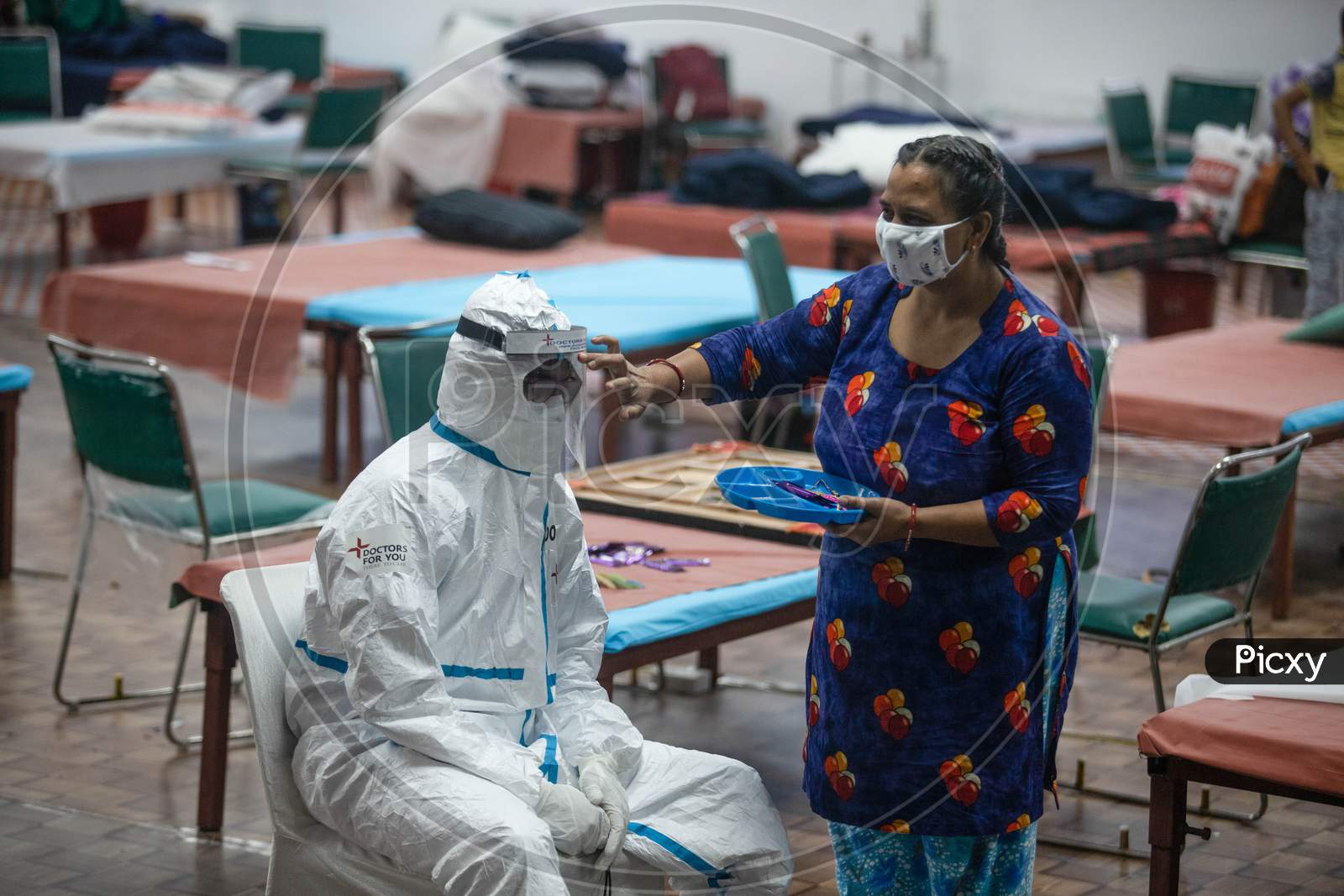 Image Of Doctors Celebrate Raksha Bandhan Festival With Patients At A 