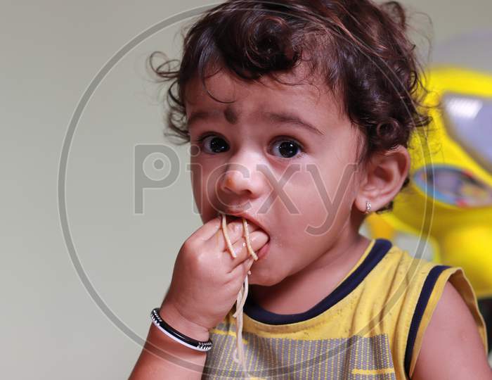 Child Eating Healthy Semia