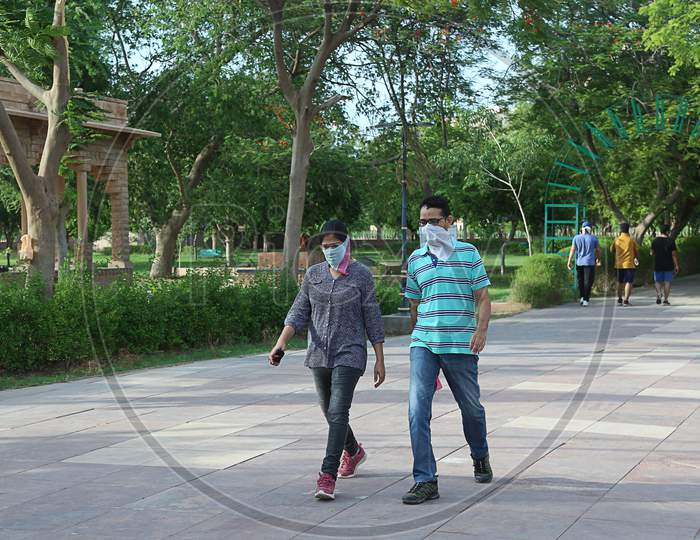 Jodhpur, Rajasthan, India, 20Th September 2020: Adult Indian Man And Woman Walking In Park Wearing Casual Clothes While Covering Their Faces With Cotton Cloth Due To Corona Virus (Covid-19) Pandemic,
