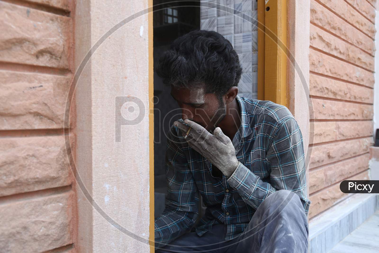 Jodhpur, Rajasthan, India, 20Th September 2020: Poor Young Indian Labour Worker Smoking Cigarette Break In The Workload, Man Working On Construction Site.