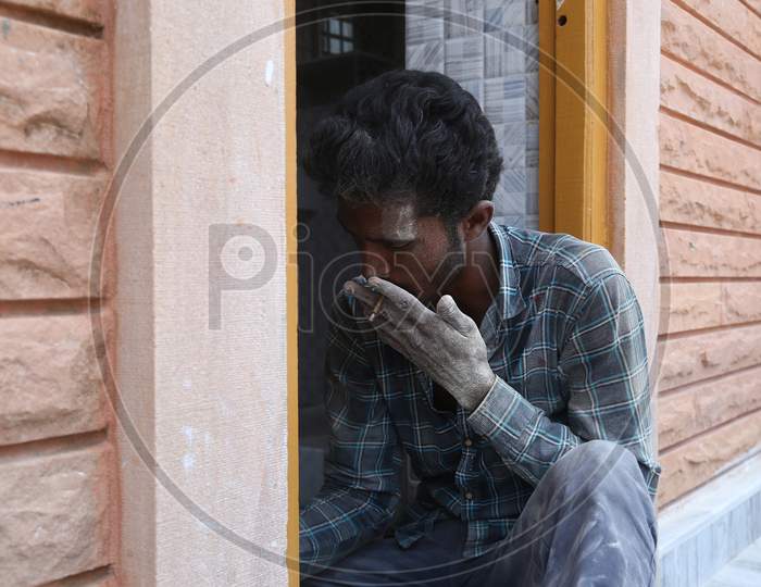 Jodhpur, Rajasthan, India, 20Th September 2020: Poor Young Indian Labour Worker Smoking Cigarette Break In The Workload, Man Working On Construction Site.