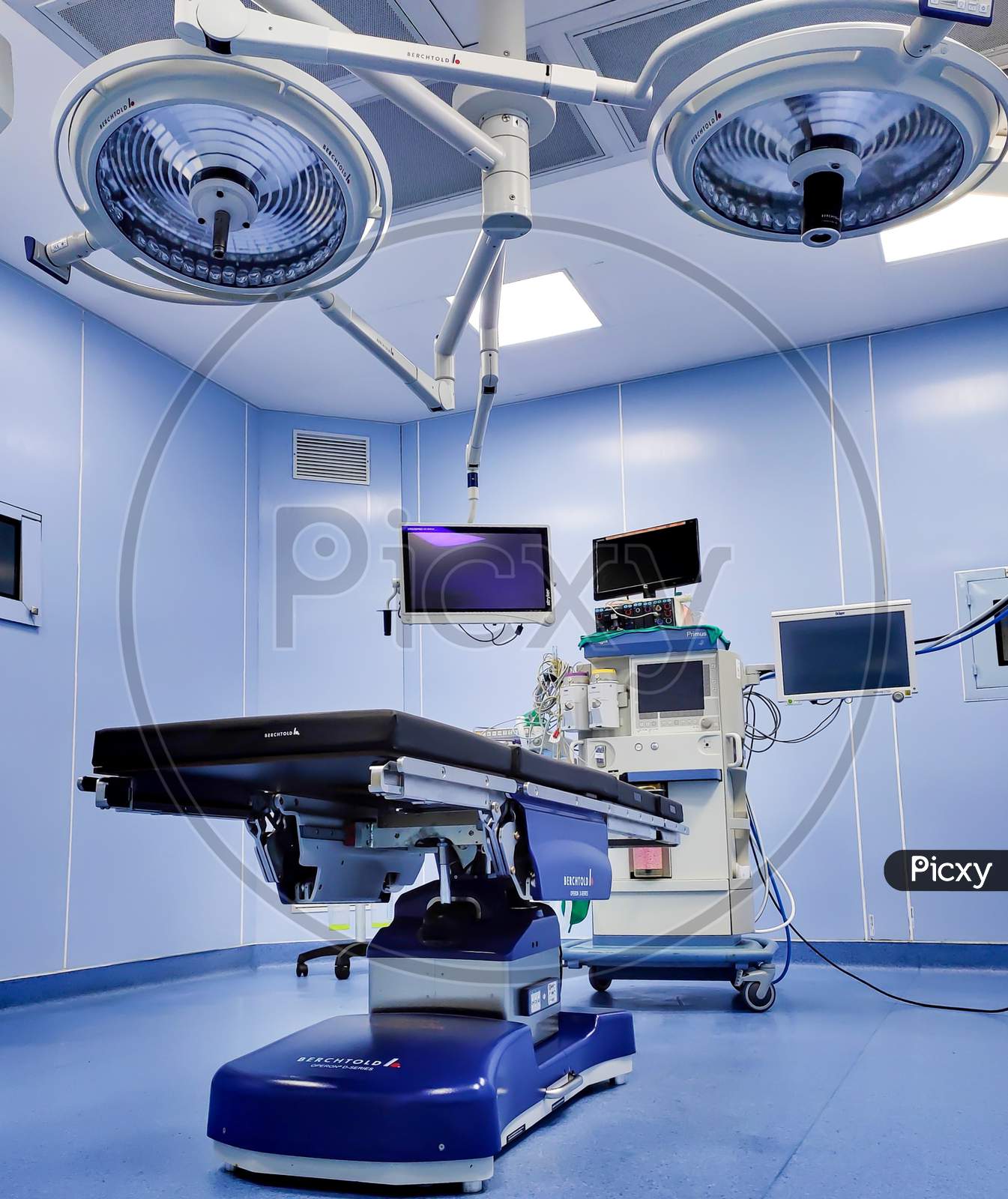 Delhi, India- 09 July 2020: Interior Of Operating Room In Modern Clinic,Operating Room With Modern Equipment.
