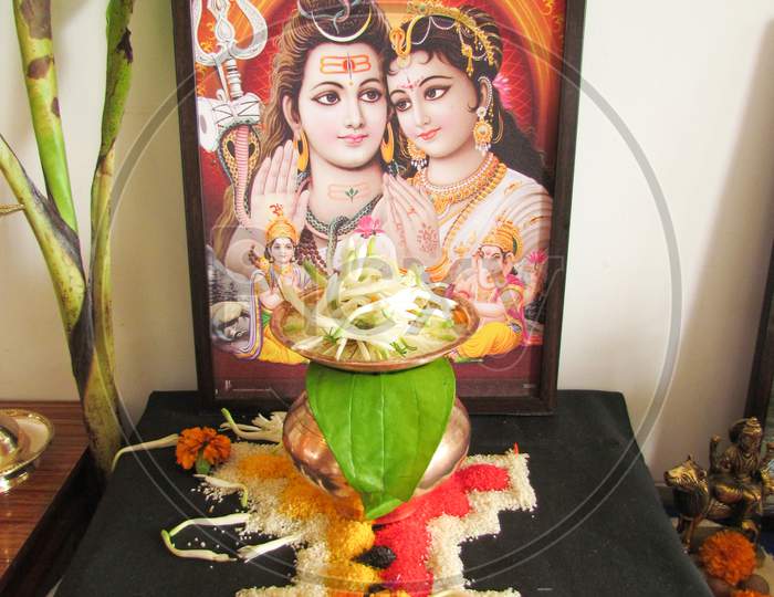Photo of Indian god Shiva and goddess Parvati