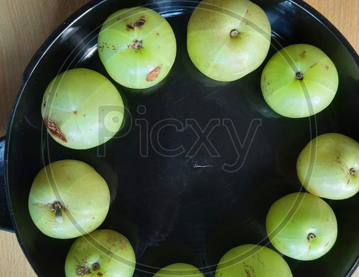 Gooseberries arranged in a circle