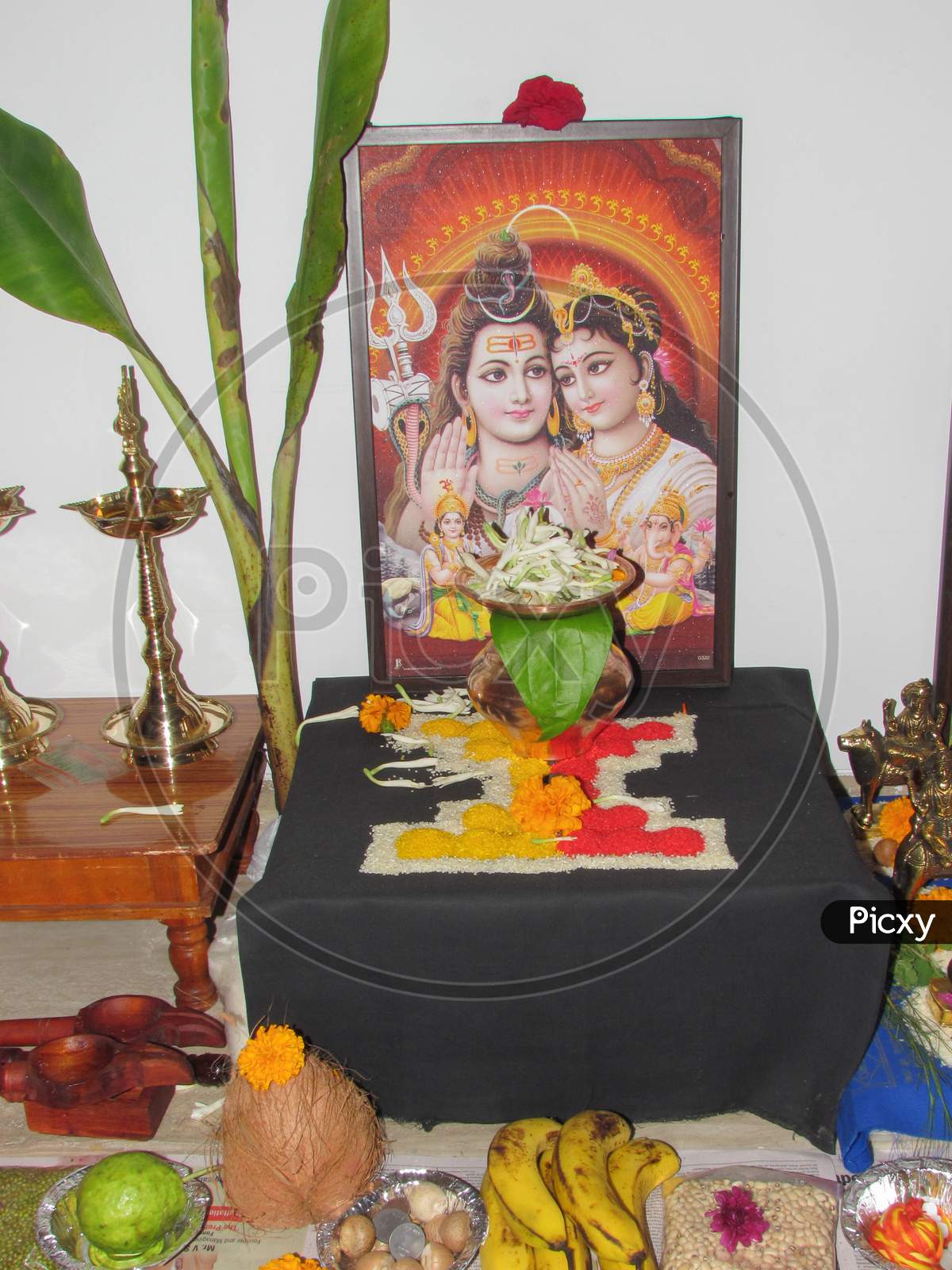 A photo of Indian god Shiva and goddess Parvati