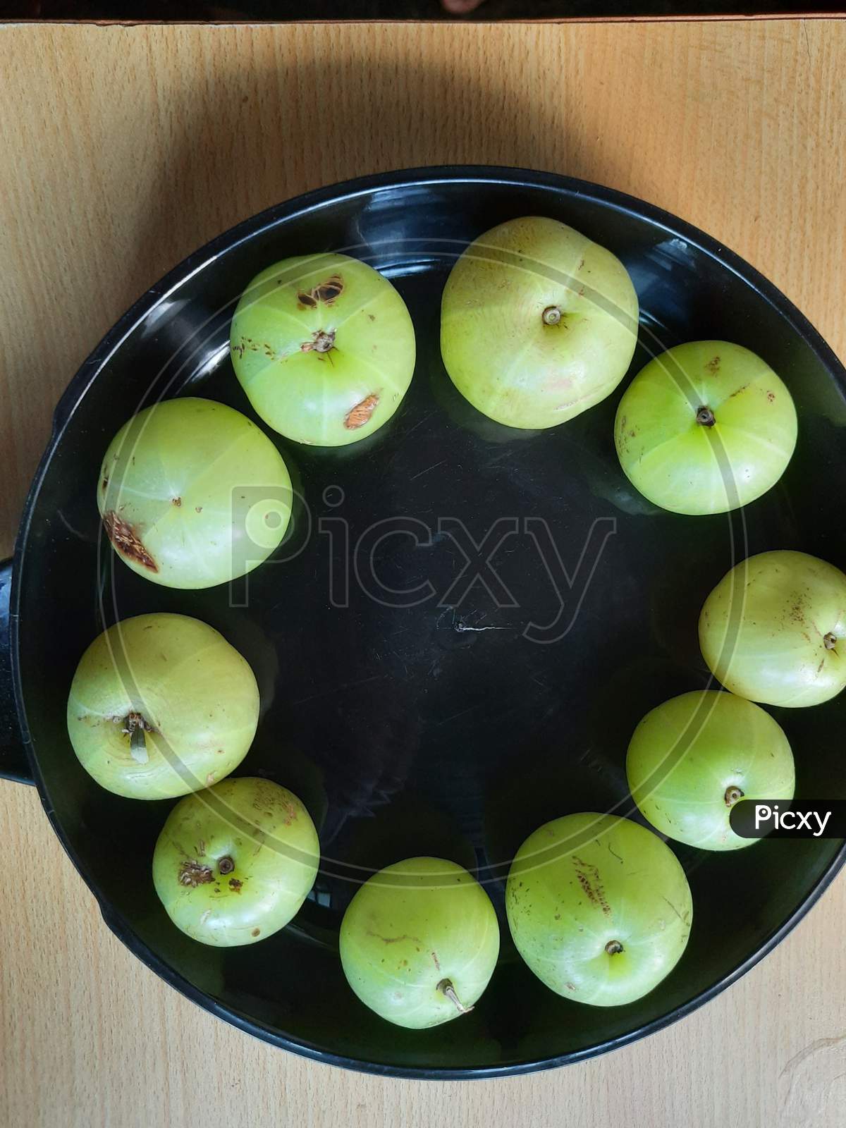Gooseberries arranged in a circle