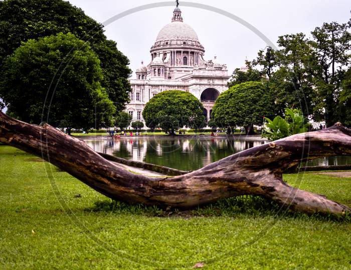 Victoria Memorial palace from pond side