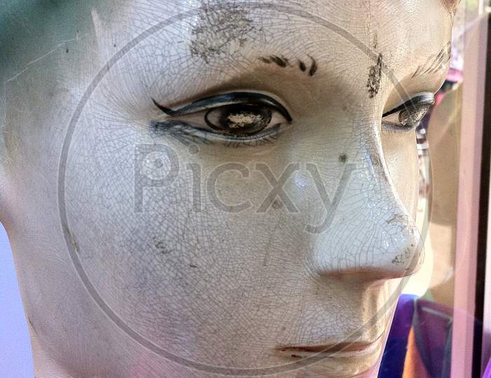 Mannequin With Cracked Texture Lady