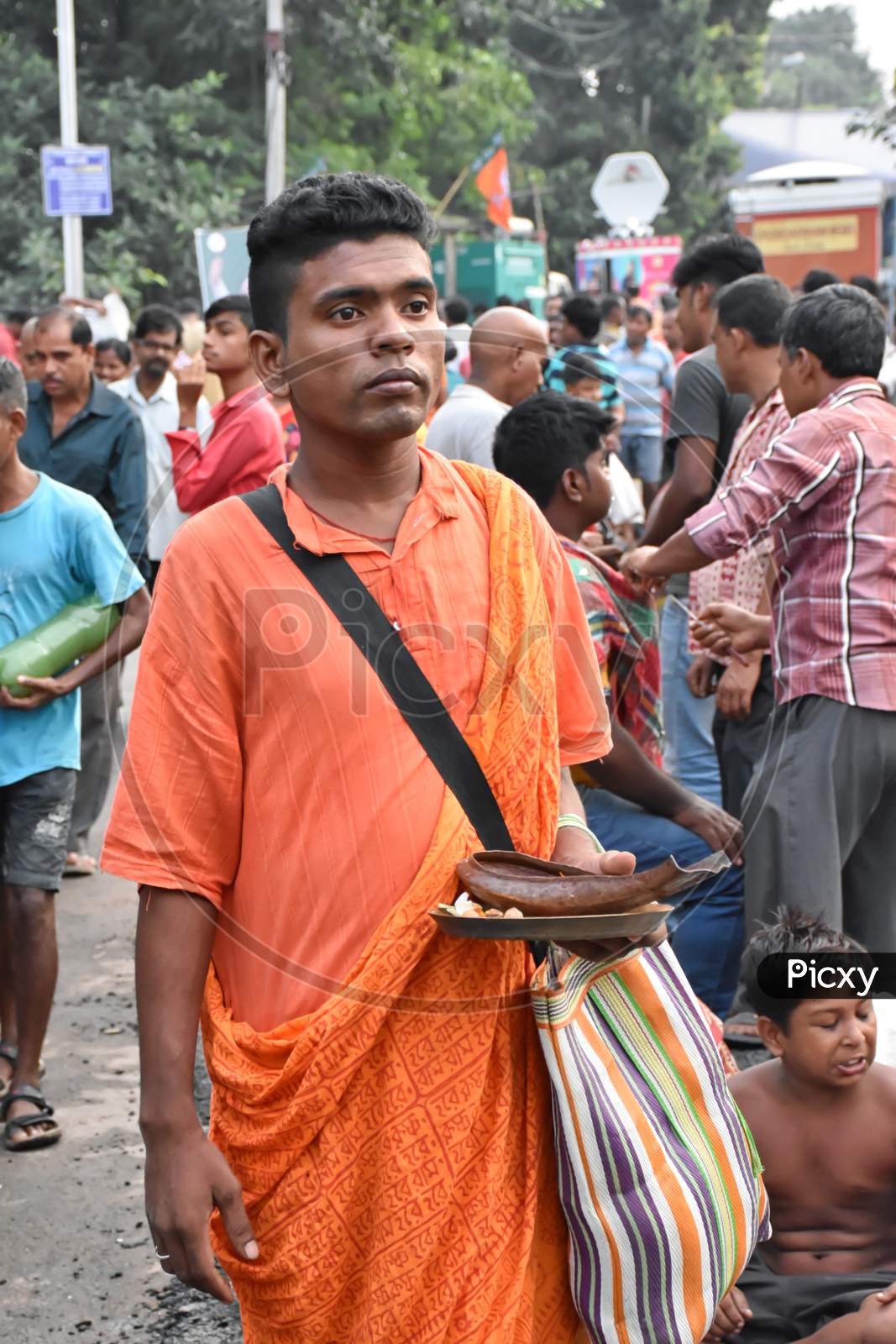 Kolkata, India – September 28 2019; Indian Hindu People Do Faithful Offer "Tarpan" To The Divine For The Liberation Of The Soul Of Their Deceased Elders. This Practice Is Also Widely Known As Pitru Pakshya, Pitri Pokkho, Mahalaya Paksha And Sola Shraddha.