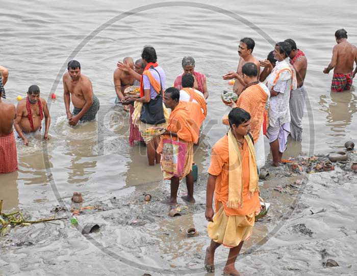 Kolkata, India – September 28 2019; Indian Hindu People Do Faithful Offer "Tarpan" To The Divine For The Liberation Of The Soul Of Their Deceased Elders At Mahalaya Paksha And Sola Shraddha.