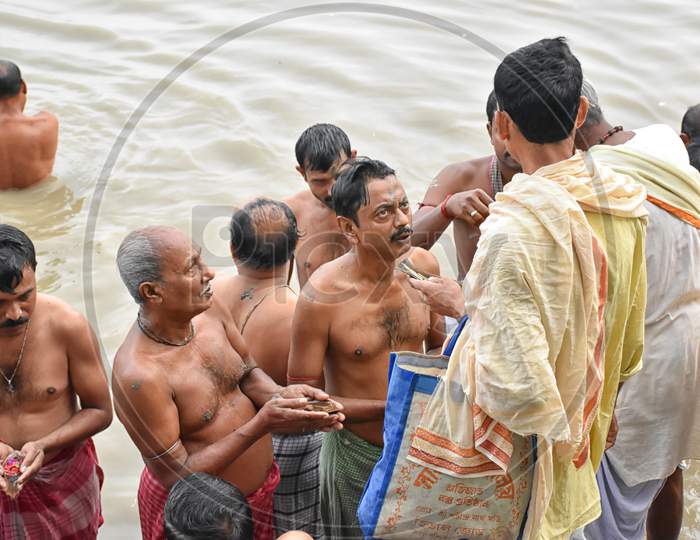 Kolkata, India – September 28 2019; Indian Hindu People Do Faithful Offer "Tarpan" To The Divine For The Liberation Of The Soul Of Their Deceased Elders At Mahalaya Paksha And Sola Shraddha.