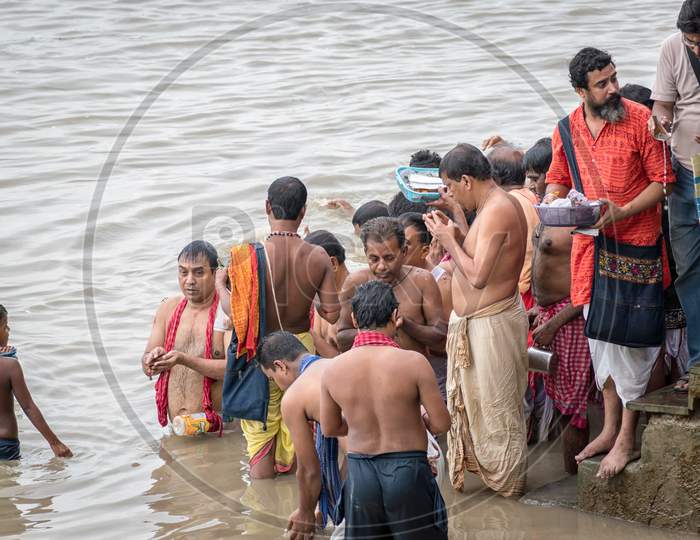Kolkata, India – September 28 2019; Indian Hindu People Do Faithful Offer "Tarpan" To The Divine For The Liberation Of The Soul Of Their Deceased Elders. This Practice Is Also Widely Known As Pitru Pakshya, Pitri Pokkho, Mahalaya Paksha And Sola Shraddha.