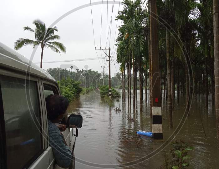 Vehicle stopped due to flood in Kerala