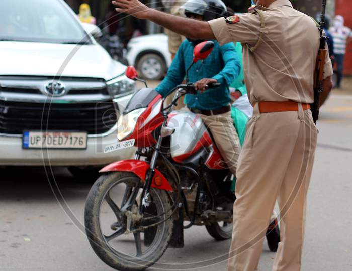 Policeman Checking Vehicles During Lockdown To Slow The Spread Of The Coronavirus Disease (Covid-19) In Prayagraj, August 9, 2020.