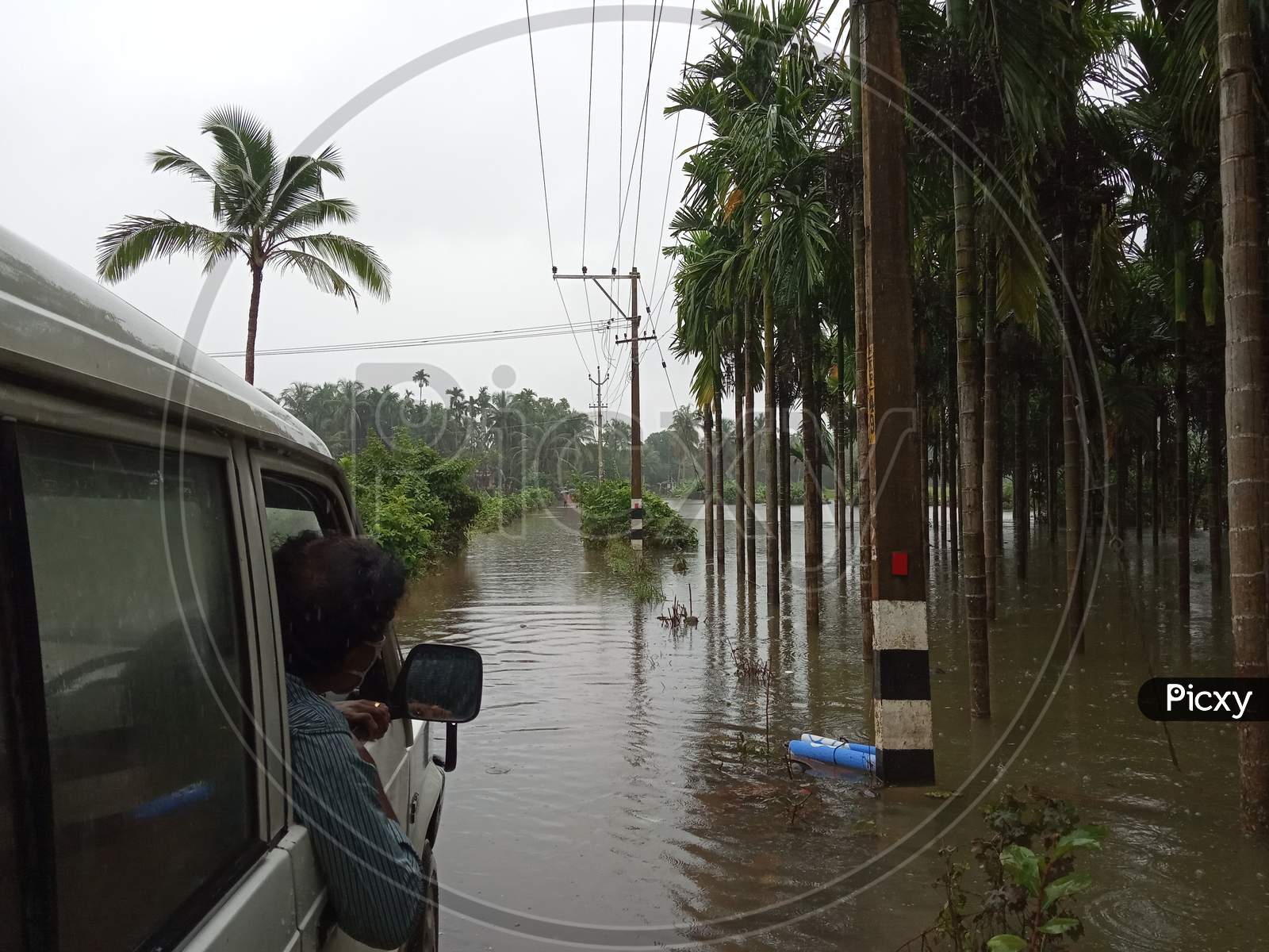 Vehicle stopped due to flood in Kerala