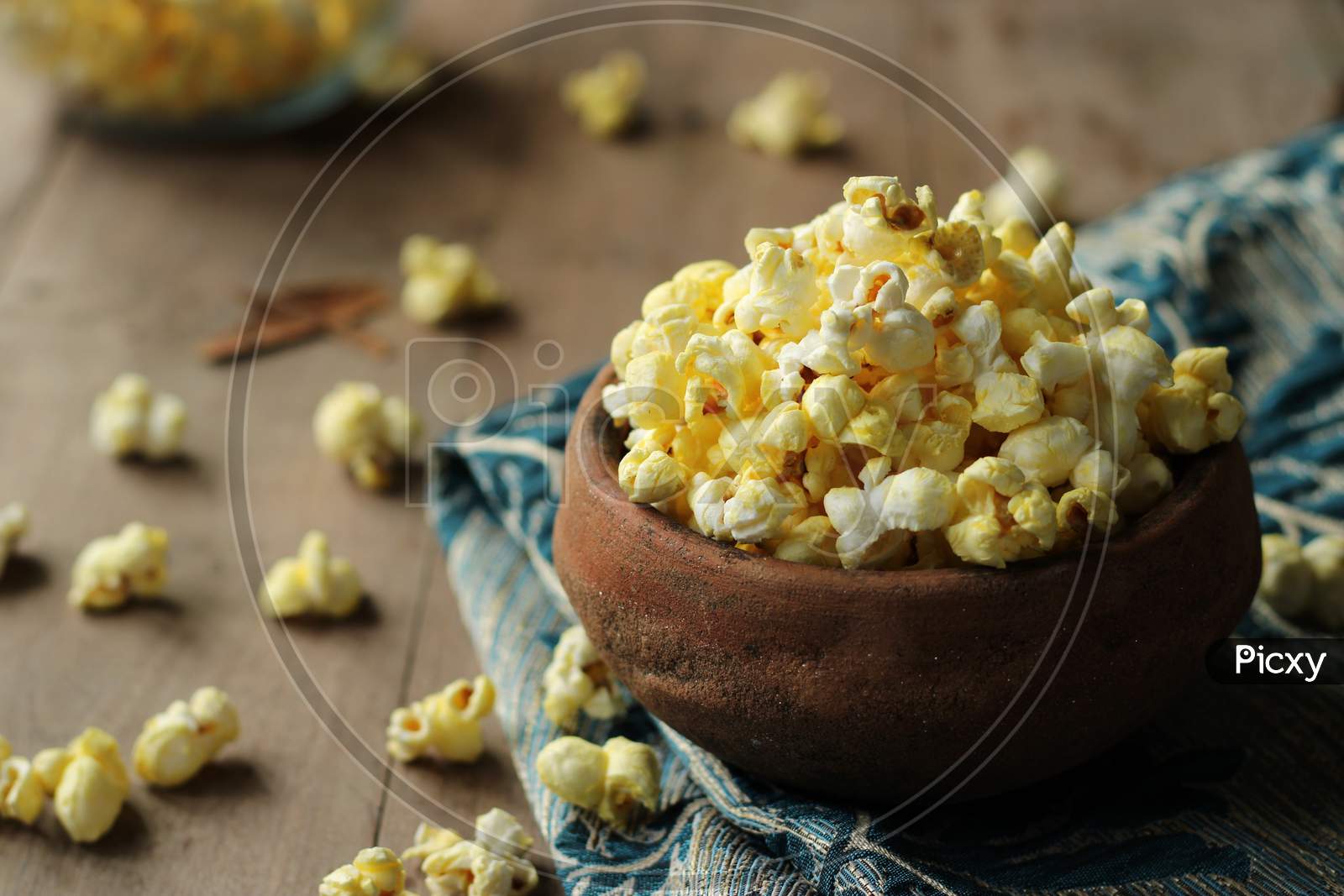 Delicious evening snacks, Popcorn, served in an earthen pot.