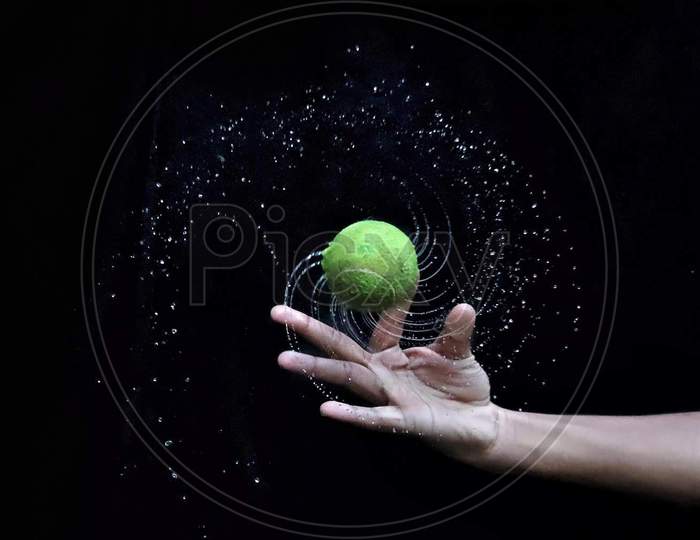 Spinning of wet ball