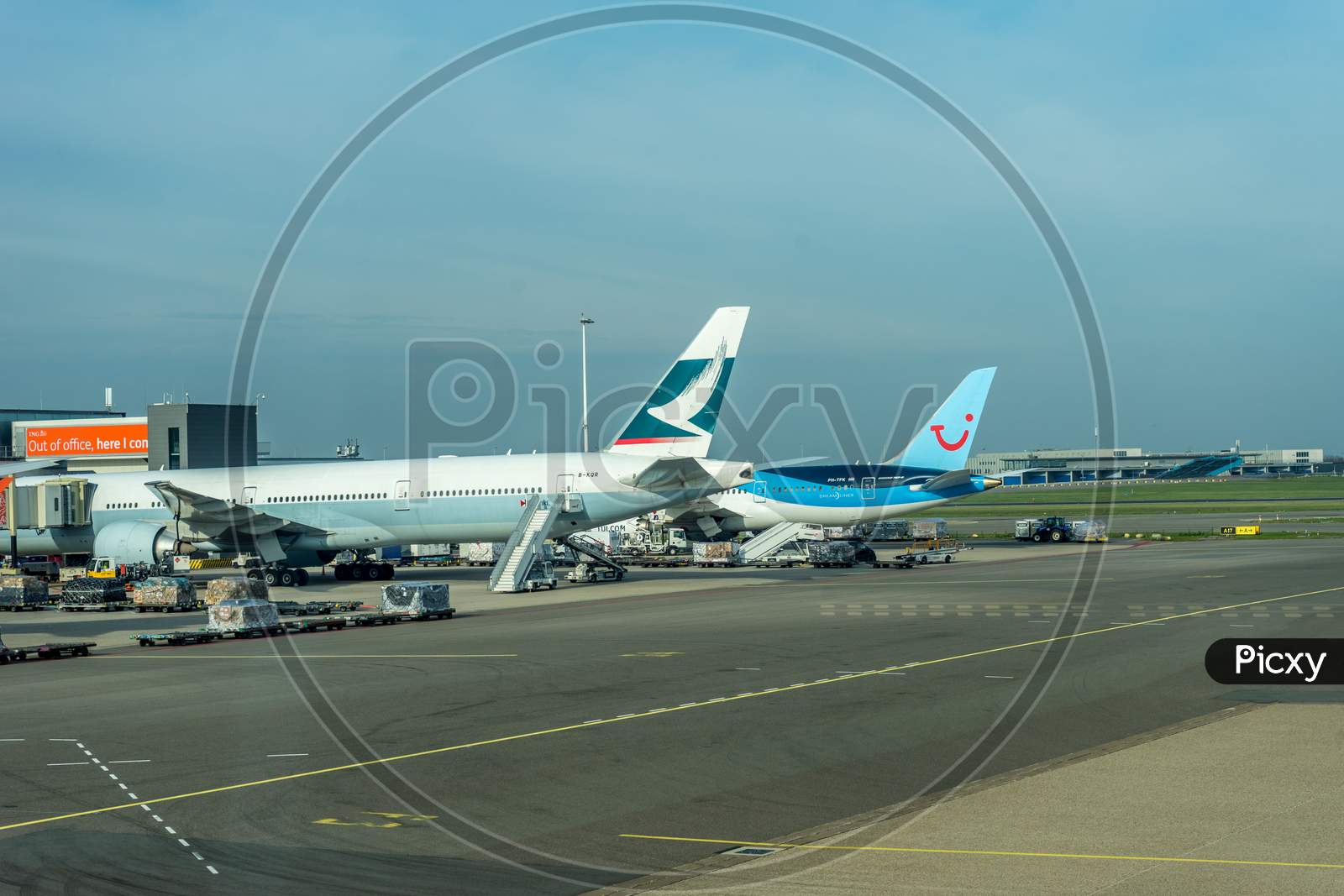 Schiphol, Amsterdam, Netherlands - 4 November 2018 : Tui And Cathay Pacific Planes Waiting At The Airport Dock