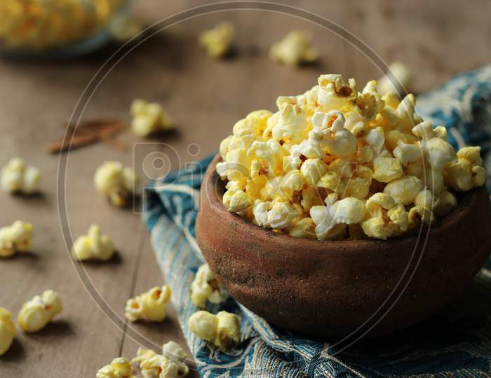 Delicious evening snacks, Popcorn, served in an earthen pot.