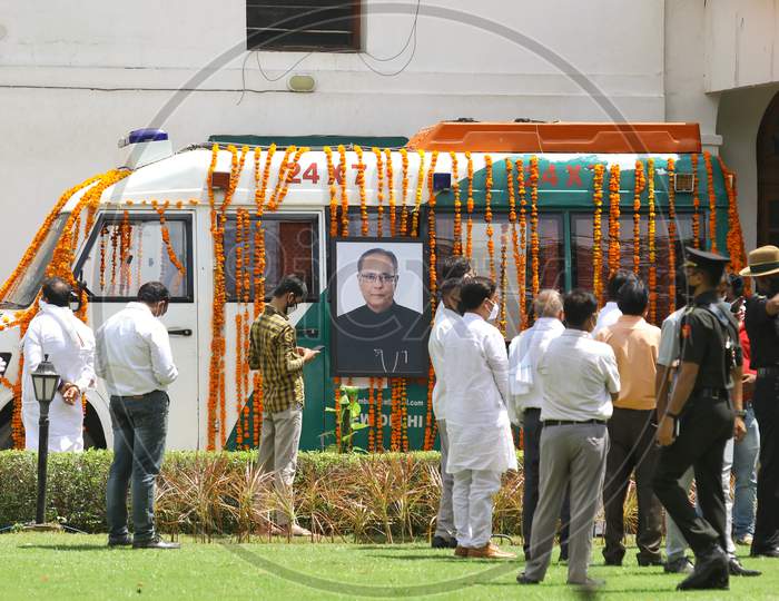 Army personnel along with mourners stand near an ambulance decorated with the picture of former India's President Pranab Mukherjee and garlands at his residence ahead of Mukherjee's funeral, in New Delhi on September 1, 2020. Former India president Pranab Mukherjee, died on August 31 at the age of 8