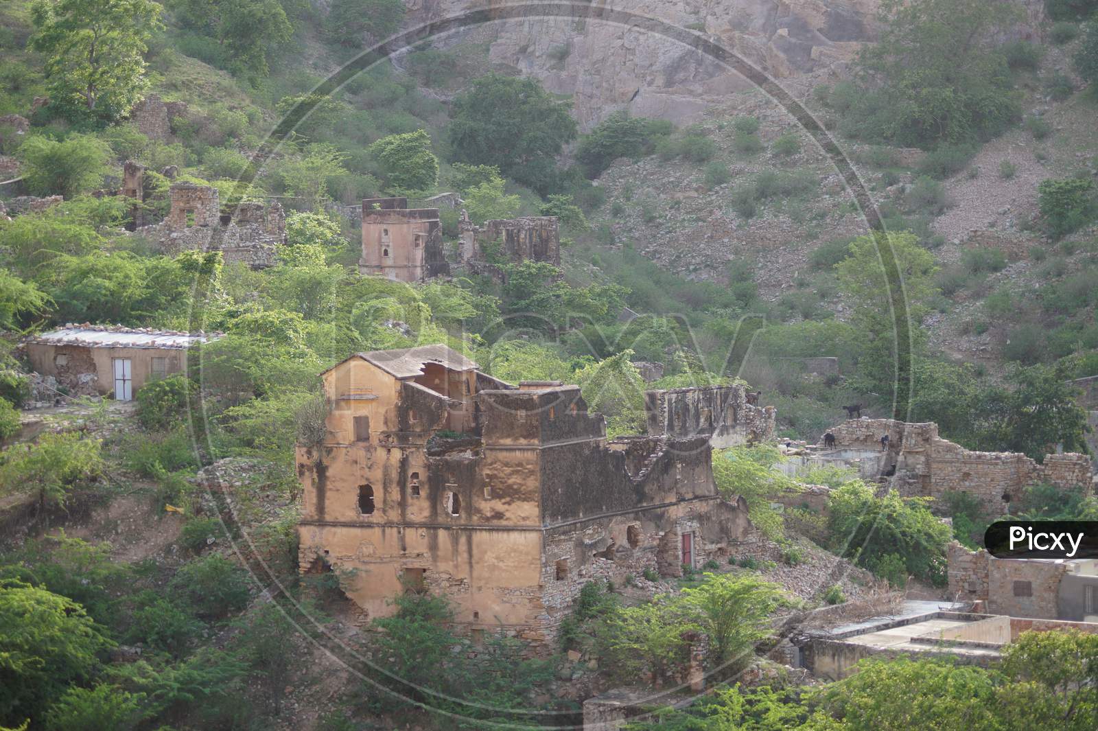 View Of A Damaged House In Jaipur India