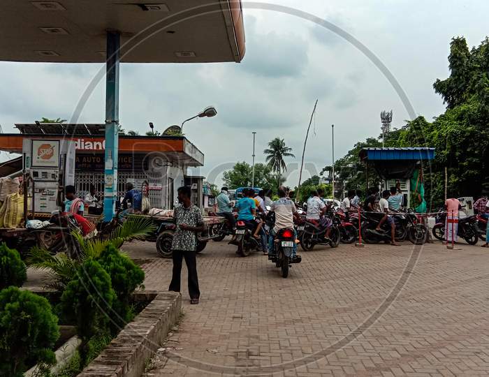 Crowds in petrol pump.