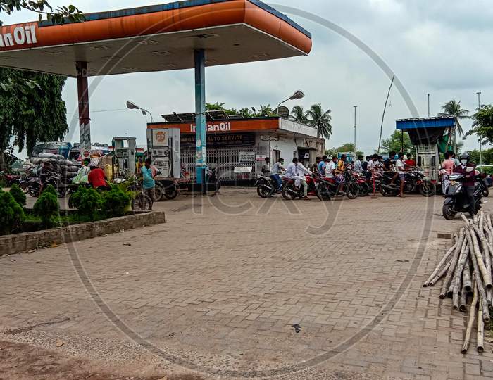 Crowds in petrol pump.