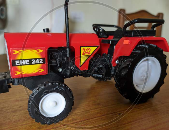 Tractor toy with side look