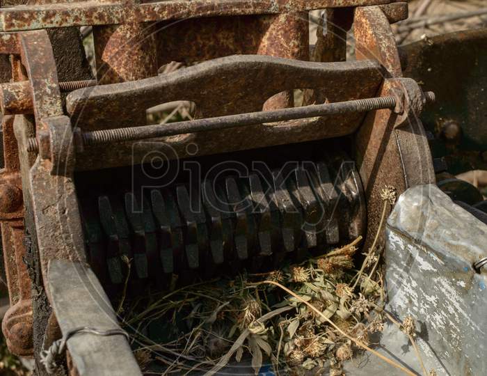 The Rustic Grass Chopper Machine For Chopping Grass For Indian Cow.