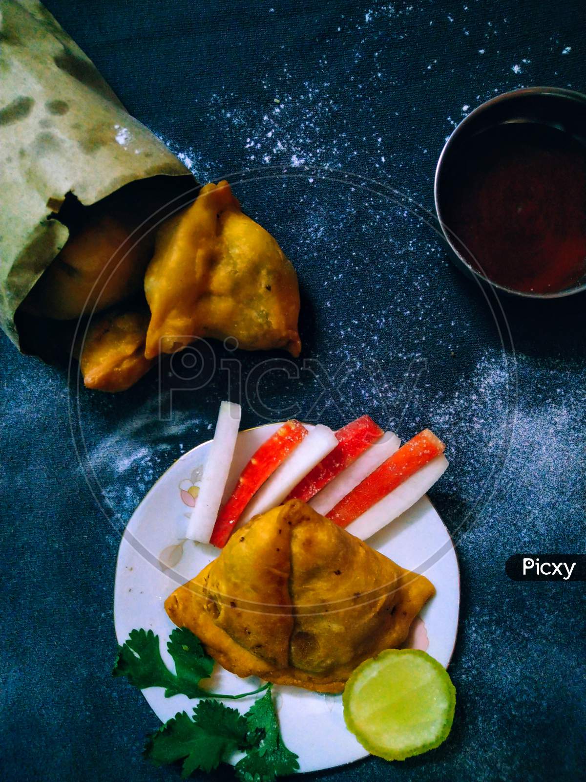 tasty, crispy, streetfood samosa