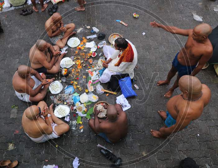 Devotees perform rituals to honour the souls of their departed ancestors on the day of Sarv Pitru Amavasya, amid the spread of the coronavirus disease (COVID-19) in Mumbai, India on September 17, 2020.