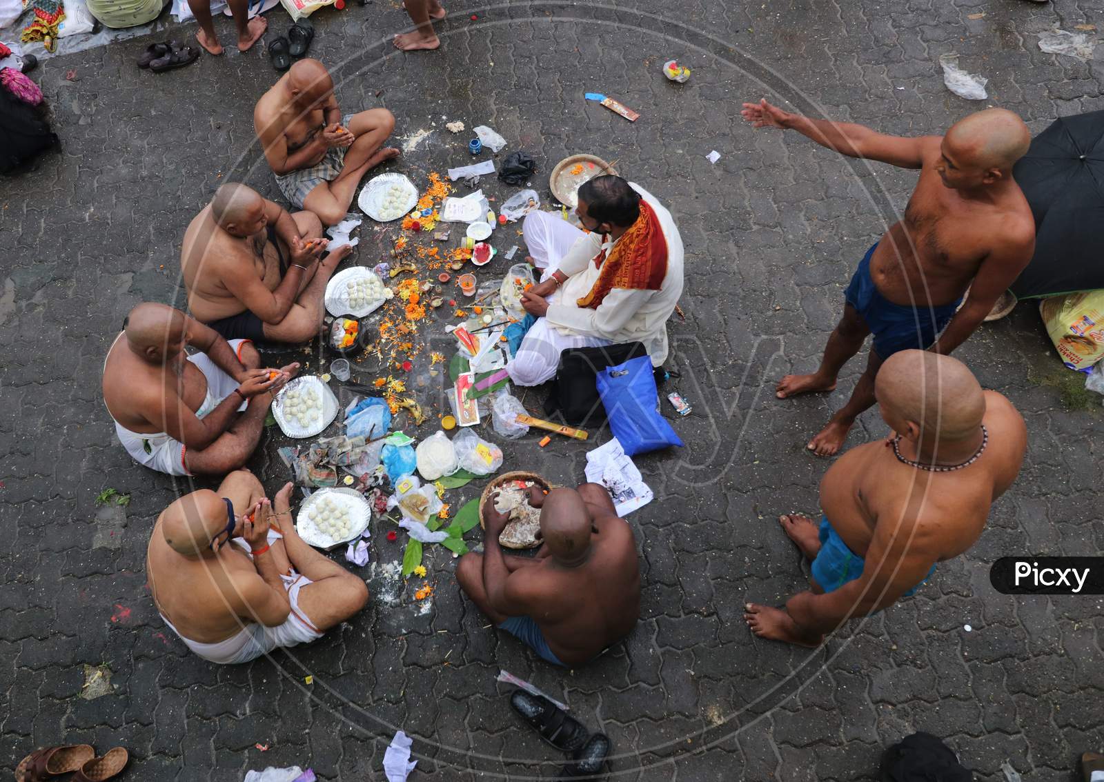 Devotees perform rituals to honour the souls of their departed ancestors on the day of Sarv Pitru Amavasya, amid the spread of the coronavirus disease (COVID-19) in Mumbai, India on September 17, 2020.