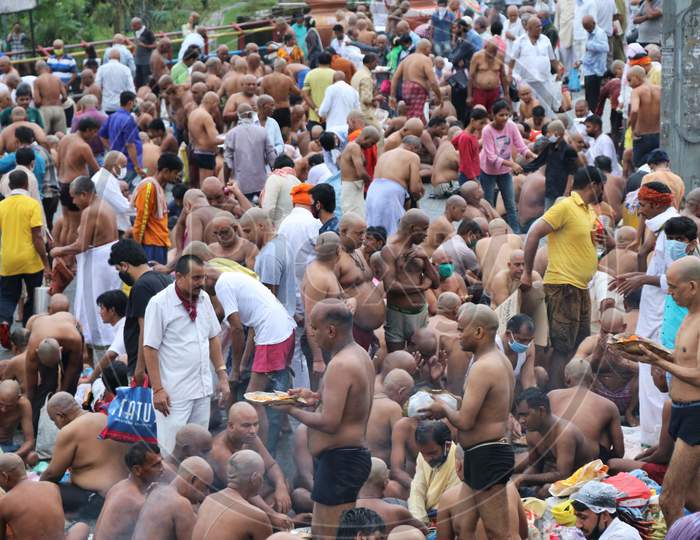 Devotees gather in huge numbers to perform rituals to honour the souls of their departed ancestors on the auspicious day of Sarv Pitru Amavasya, amid the spread of the coronavirus disease (COVID-19) in Mumbai, India on September 17, 2020.