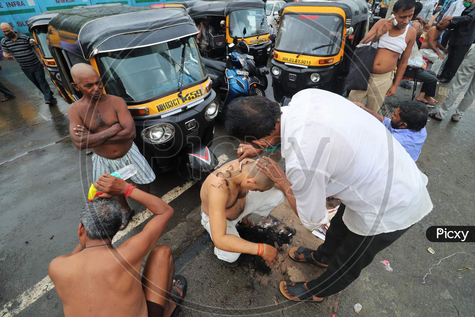 A devotee gets his head shaved in order to perform rituals to honour the souls of their departed ancestors on the day of Sarv Pitru Amavasya, amid the spread of the coronavirus disease (COVID-19) in Mumbai, India on September 17, 2020.