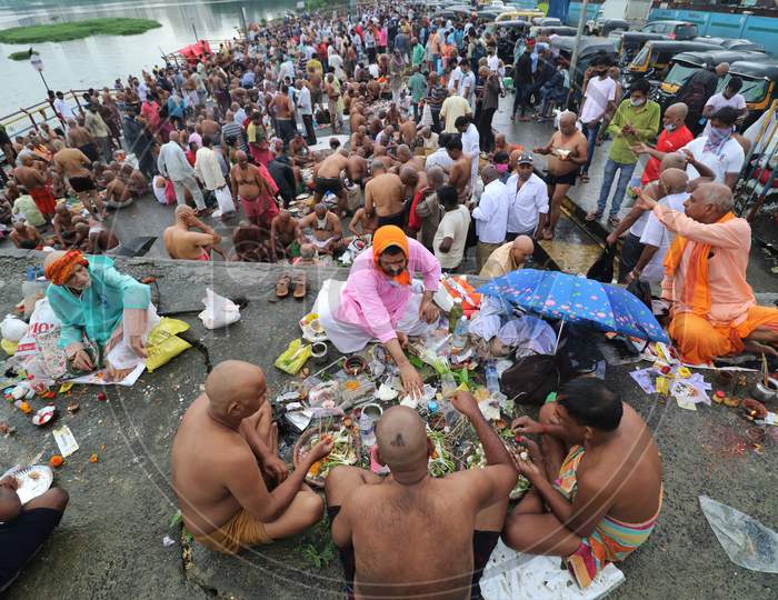 Devotees gather in huge numbers to perform rituals to honour the souls of their departed ancestors on the day of Sarv Pitru Amavasya, amid the spread of the coronavirus disease (COVID-19) in Mumbai, India on September 17, 2020.