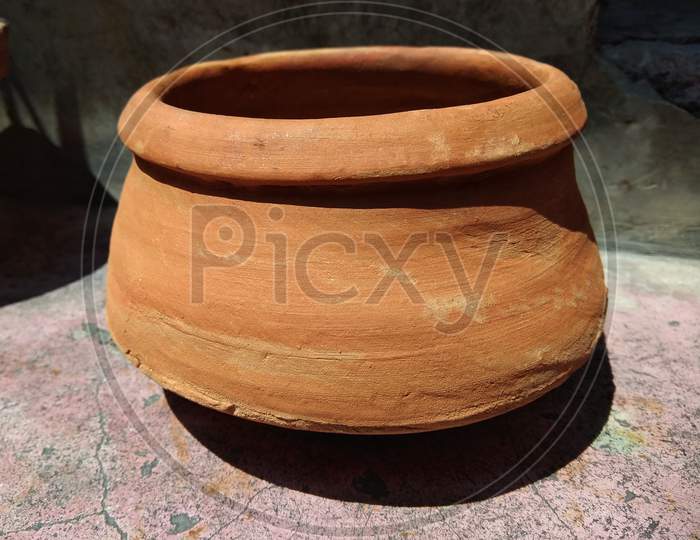 Earthen pots retain the oil and give moisture to food. Clay pots add many important nutrients like calcium, phosphorus, iron,magnesium and sulfur to food, which are extremely beneficial to our body