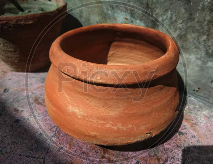 Earthen pots retain the oil and give moisture to food. Clay pots add many important nutrients like calcium, phosphorus, iron,magnesium and sulfur to food, which are extremely beneficial to our body