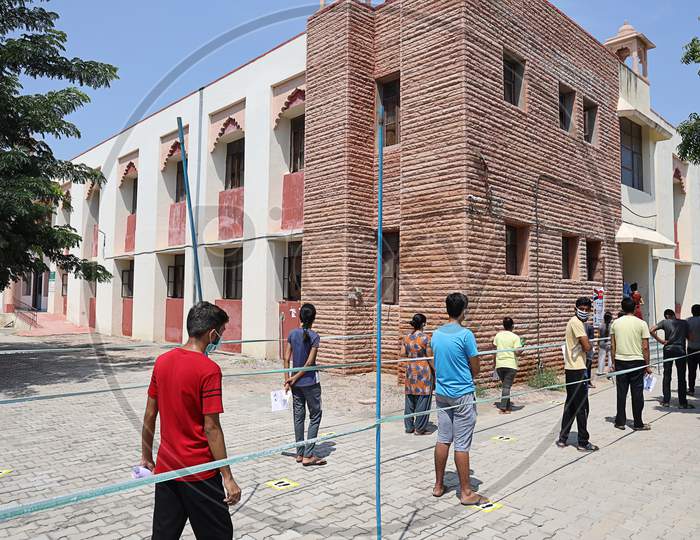 Jodhpur, Rajasthan, India, September 13,2020: Students Standing In Queue While Maintain Social Distancing Before Enter In School Or Collage Building, Ease In Lockdown Restiricion Du To Covid-19