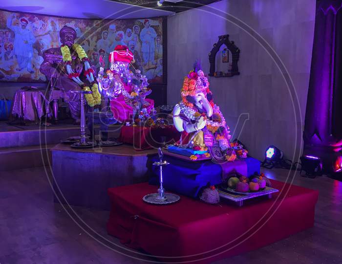 Ganesh idol with Lokmanya Tilak staute