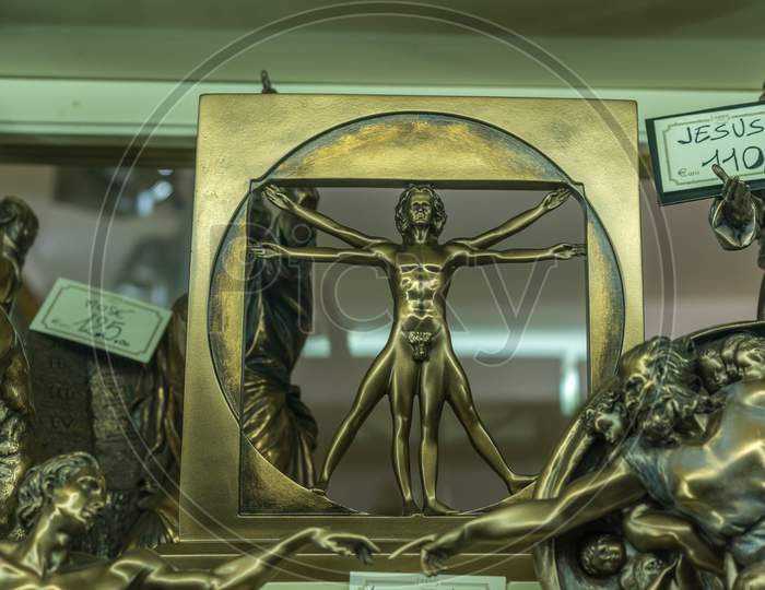 Venice, Italy - 30 June 2018: Vitruvian Man Artifacts On Display In A Shop In Venice, Italy